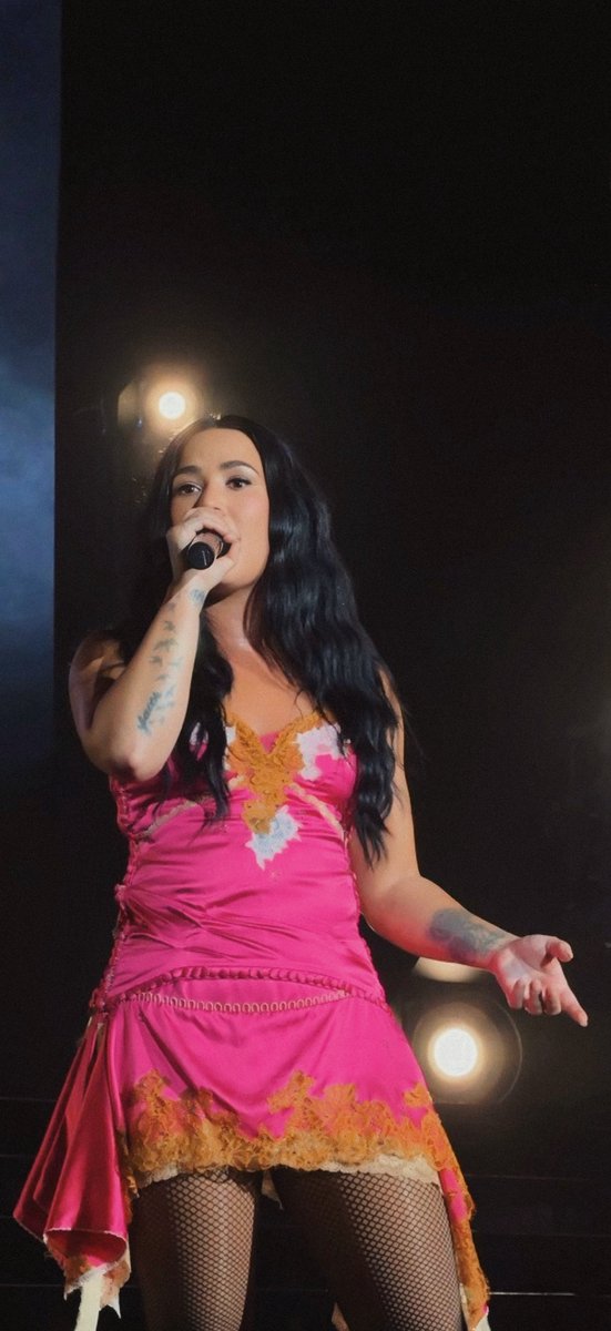 unlockscreen's tweet photo. —  Demi Lovato | wallpapers ✨💋

like &amp; rt if you use it!! /bel https://t.co/z34RsUJsT3