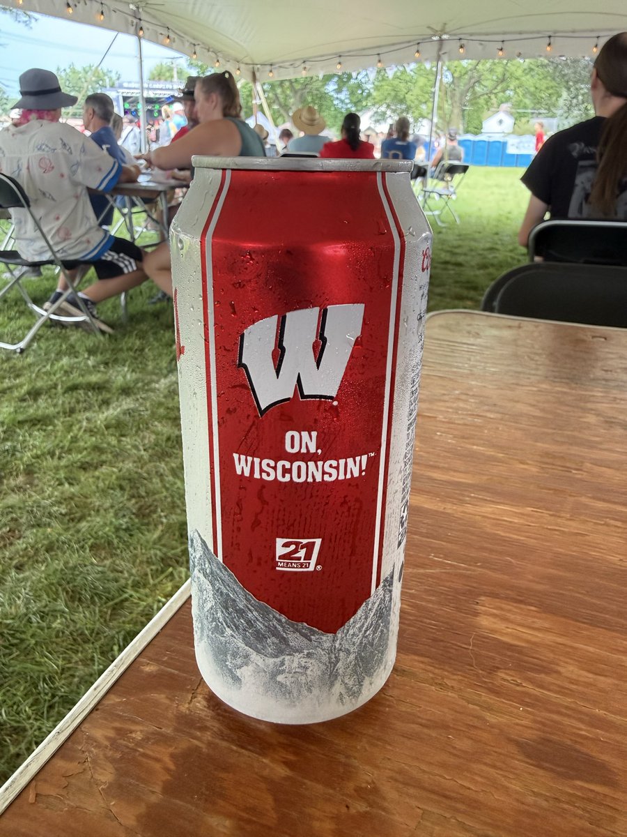 EIL3RS's tweet photo. Coors.. you dirty dawgs. I LOVE THESE! @CoorsLight 

😤😤😤 #BADGERS #OnWisconsin https://t.co/SAFXxllhOU