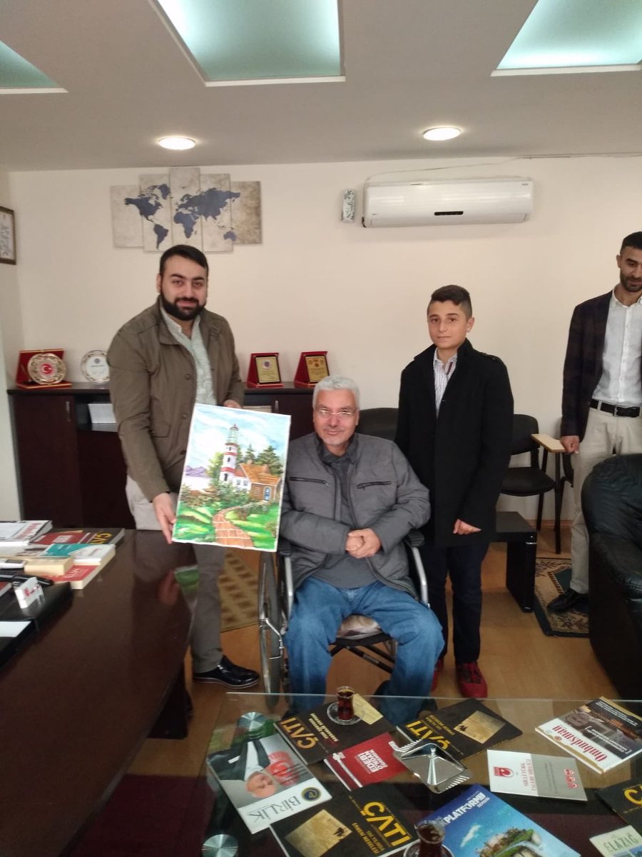 omerfarukakgul's tweet photo. Türkiye-Suriye Dostluk Derneği Başkanı Ömer Derviş ağabeyimizi ebedi aleme uğurladık.
Suriye’nin en çetin, en karanlık günlerinde evlatlarını yanına alıp vatanımıza sığınan Ömer Ağabey; bedensel engeline ve hayatın önüne çıkardığı tüm güçlüklere rağmen hiçbir zaman pes etmeyen, azmiyle ve asaletiyle hepimize örnek olan müstesna bir insandı. Yaşadığı zorluklara ve engellere boyun eğmeden evlatlarını burada alın teriyle büyüttü, hayata kazandırdı.
Onun metaneti, engelleri aşan mücadele azmi ve yüzünden eksik etmediği tebessümü, tanıyan herkesin hafızasında ve kalbinde derin bir iz bıraktı. 
Kıymetli ağabeyimize Cenab-ı Allah’tan rahmet; acılı ailesine, evlatlarına ve tüm sevenlerine sabır ve başsağlığı diliyorum.