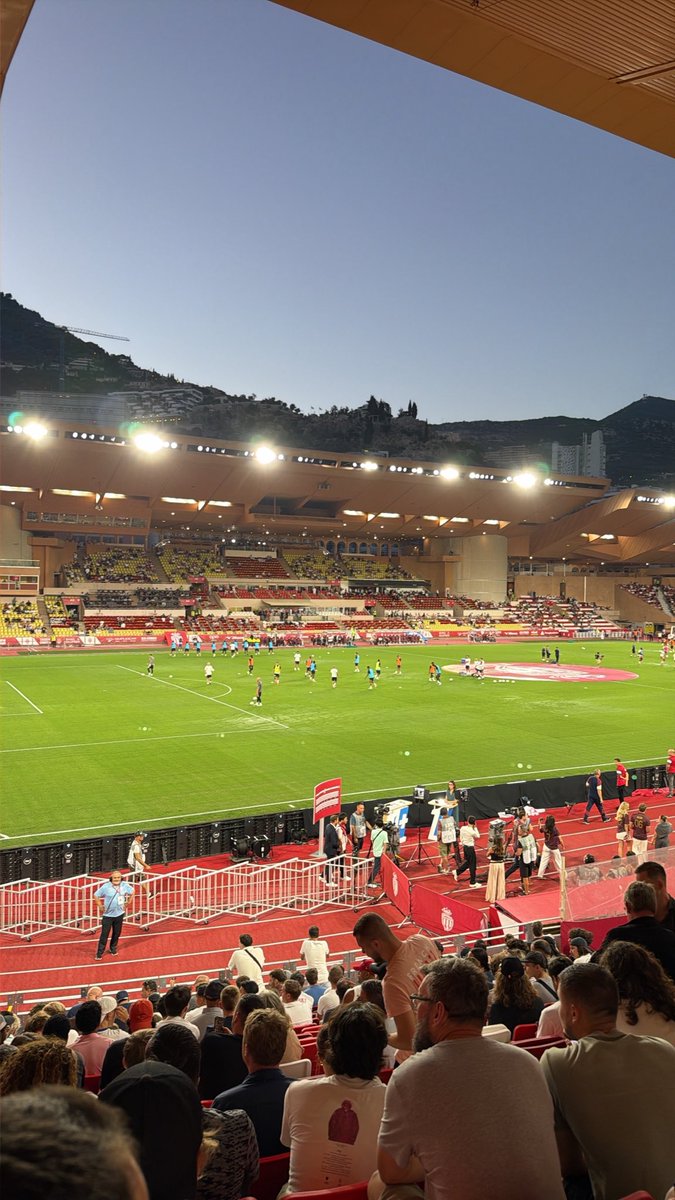ABTOINOU's tweet photo. @MassiliaZone @ligue1plus L’ambiance à Louis II est incroyable ! https://t.co/tjtJ5sMD5t