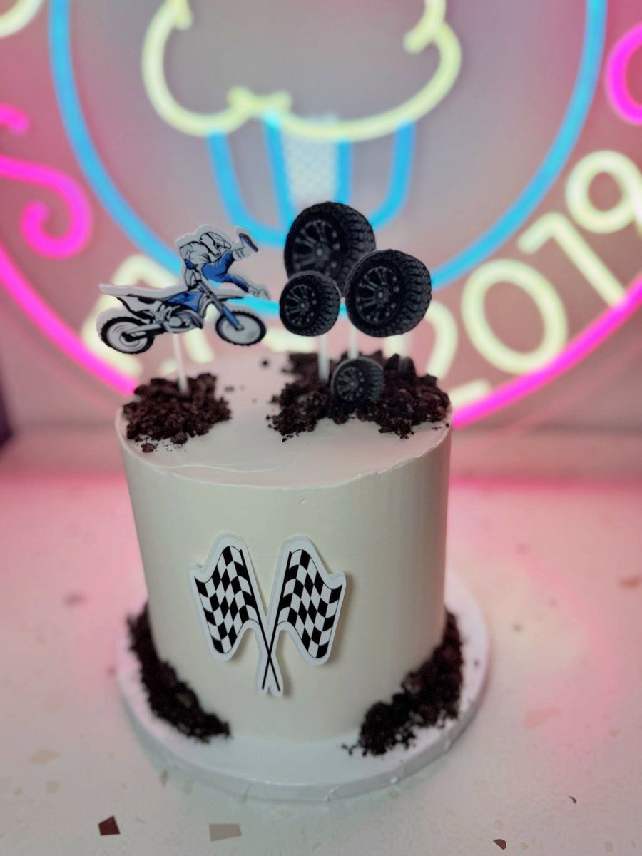 HaydenAsbe9l's tweet photo. Dirt bike-themed cake with personalized toppers and crushed Oreos. Chocolate cake with cookies-and-cream filling and buttercream frosting. https://t.co/zOUyKnY9Nt