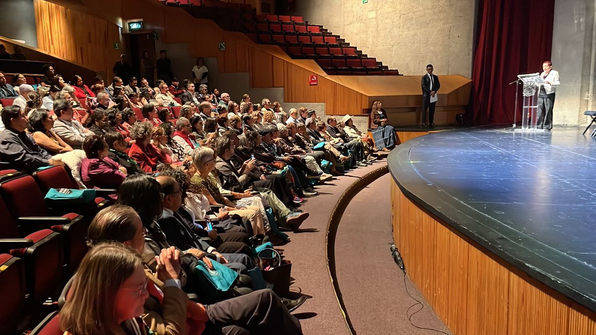 universoUNAM's tweet photo. #ungoyapara los egresados de la generación XXV del Seminario Lectura y Oralidad Aquí tú cuentas +50 de @LiteraturaUNAM, donde personas mayores de 50 años se capacitan para narrar y contar cuentos. https://t.co/3vbdpYJ8Ud