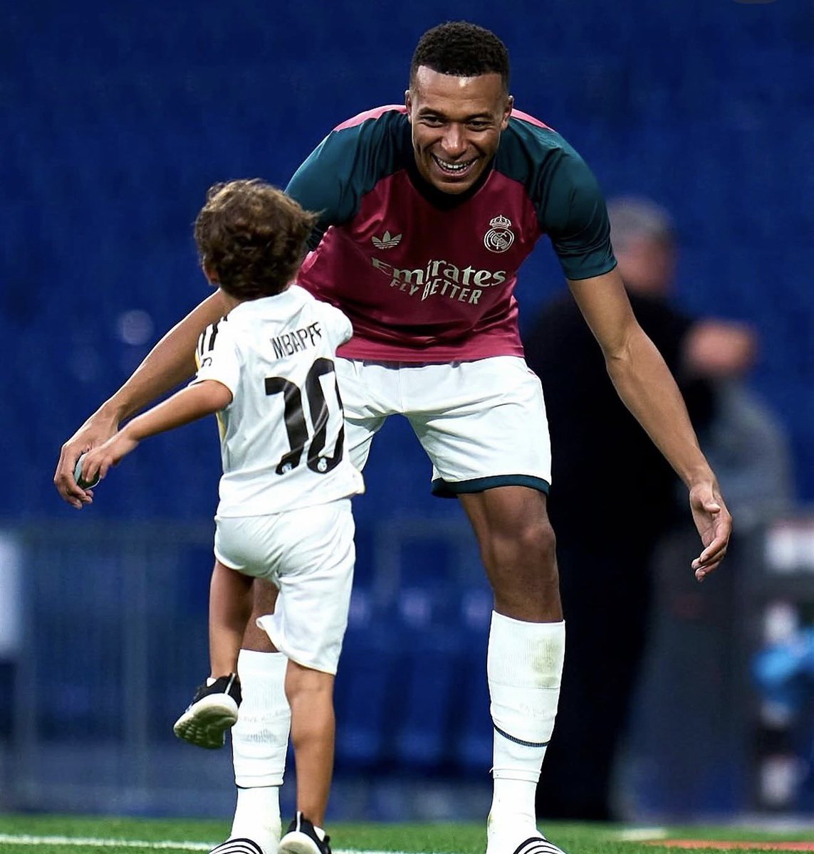 hylzay's tweet photo. e esse sorrisão com o filho do hakimi meudeus, mbappe muito pai de menino 😭 https://t.co/Cez2eJUj7l