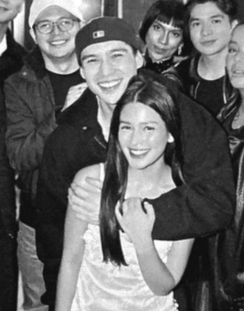 loveadeunbi's tweet photo. he's holding her like she's his precious gift 😩🥹💛 https://t.co/Ta9Jmlh6ji
