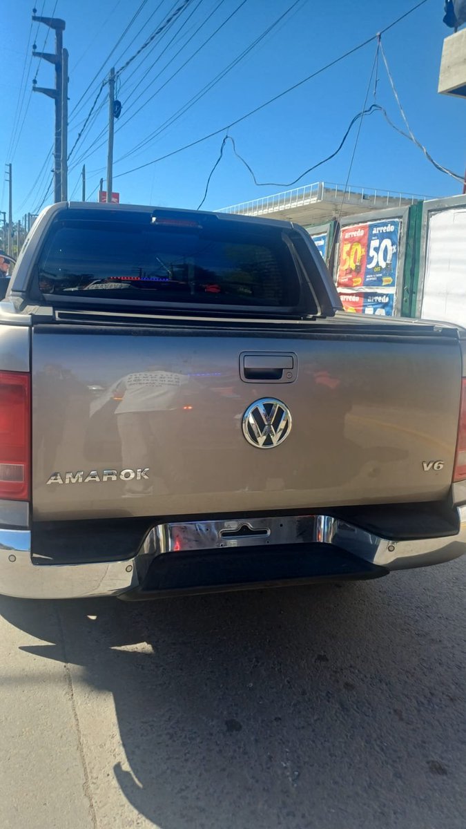 mauroszeta's tweet photo. 🚨 CALLEJERO FINO SEGUIRÁ PRESO Y MAÑANA LO INDAGARÁN POR PORTACIÓN ILEGAL DE ARMA DE GUERRA
- Iba con su primo al cumpleaños de la pareja de María Becerra.
- En el buche de la puerta de la camioneta hallaron una pistola 40 con numeración limada https://t.co/FmGndO4Sqv
