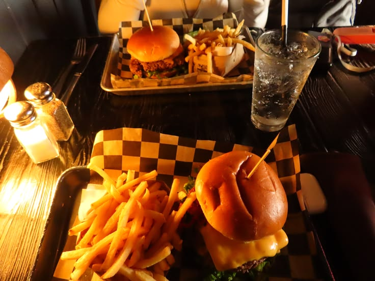 sobl_zN's tweet photo. i beat @moyo_moe_kyunn in ddr \(￣︶￣*\)) but she set a record for eating burgers so 1/1 i guess . . . https://t.co/UU1htS3ogv
