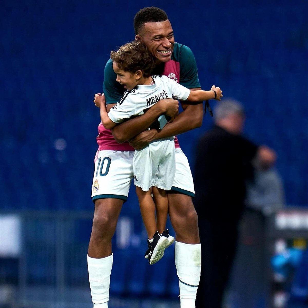 theMadridZone's tweet photo. Kylian Mbappé with Achraf Hakimi's children after the match 🤍 https://t.co/Ik3h8VbCyq
