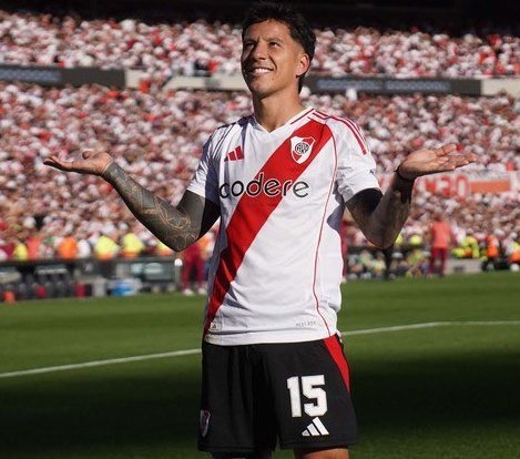 frabigol's tweet photo. Que pedazo de delantero Sebastián Driussi, el NUEVE GOLEADOR que tiene River. Me pasó al muerto de Borré por en medio de las dos pelotas. https://t.co/W6hu0ElWtx