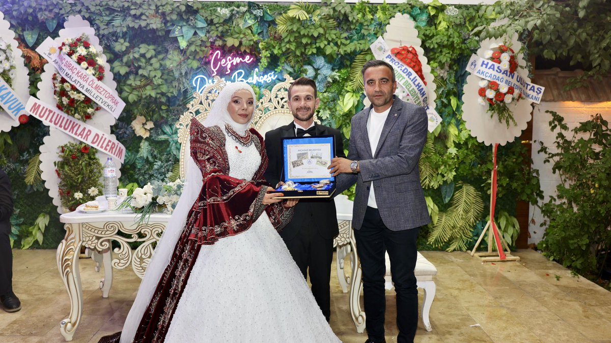 hasanulutasbb's tweet photo. Menekşe ve Yasin çiftimizin düğün merasimine katılarak bu mutlu günlerinde sevinçlerine ortak olduk.

Genç çiftimize bir ömür boyu sağlık, huzur ve mutluluk diliyor; kurdukları yuvanın hayırlı ve bereketli olmasını temenni ediyorum. https://t.co/kiWf3aE8LR
