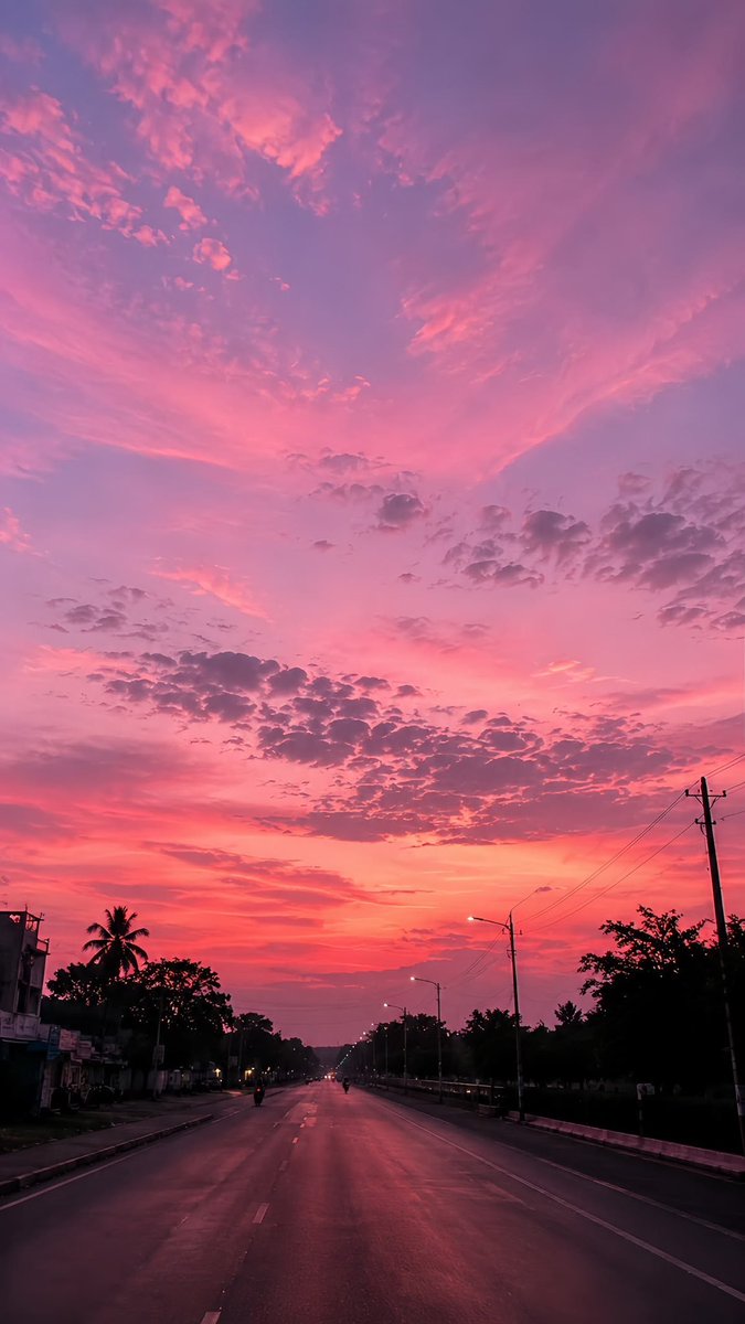 petalesblancs's tweet photo. City Walk Under Pink Skies https://t.co/Ic3eSi67AJ