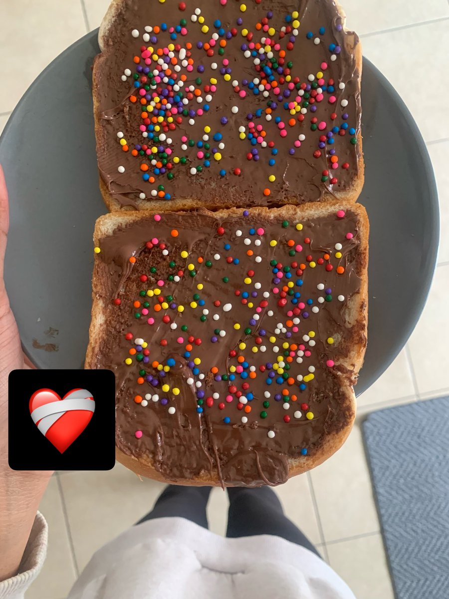 fructosefailure's tweet photo. broke my fast at 21h because i nearly fainted whats going on with my body 😭 anyways this is what i ate hehe https://t.co/M7jtmIEC4D