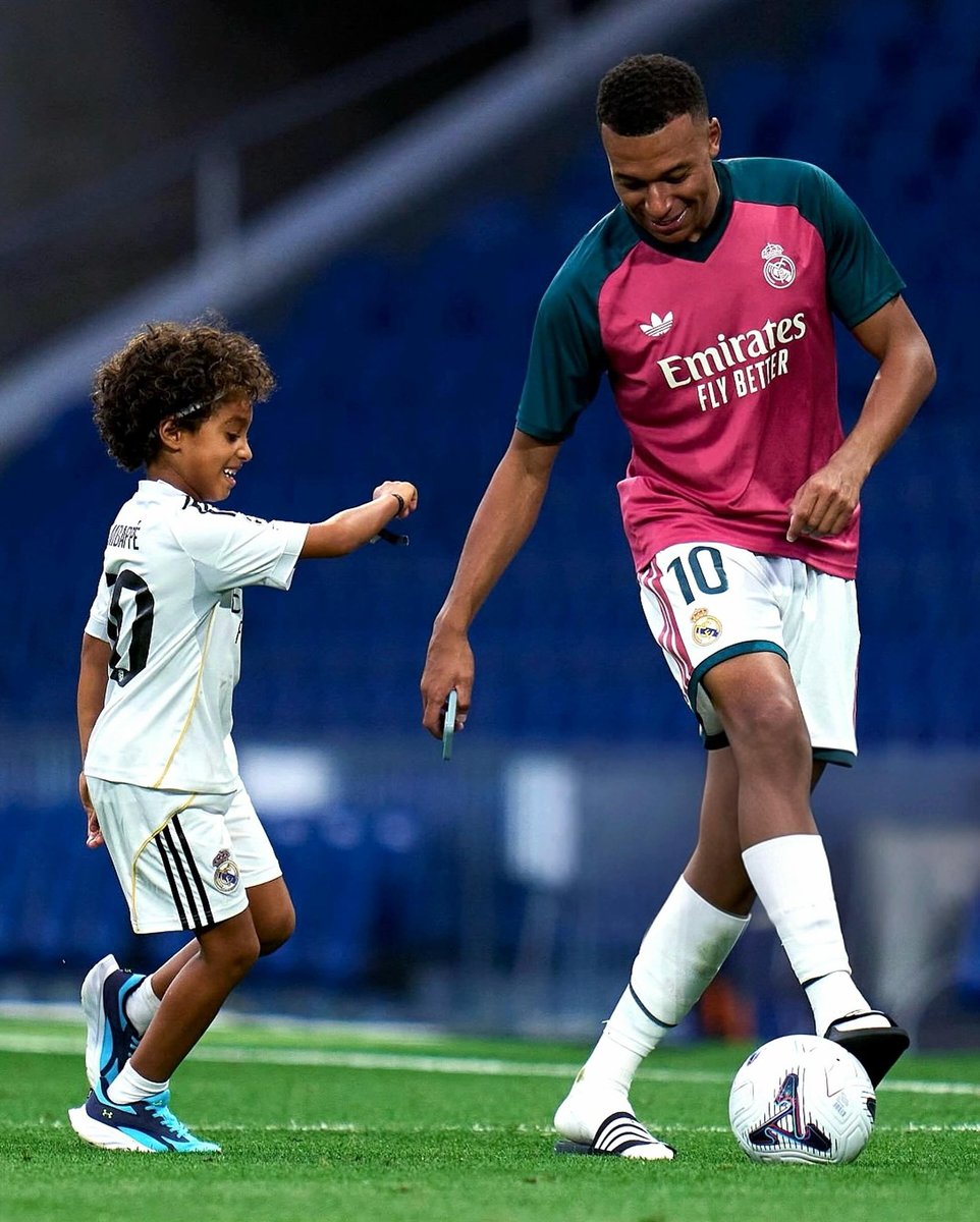 LionTimes_'s tweet photo. 🇲🇦❤️ Kylian Mbappé avec les enfants d’Achraf Hakimi après le match. 🥹 https://t.co/eR5MUKDhIi