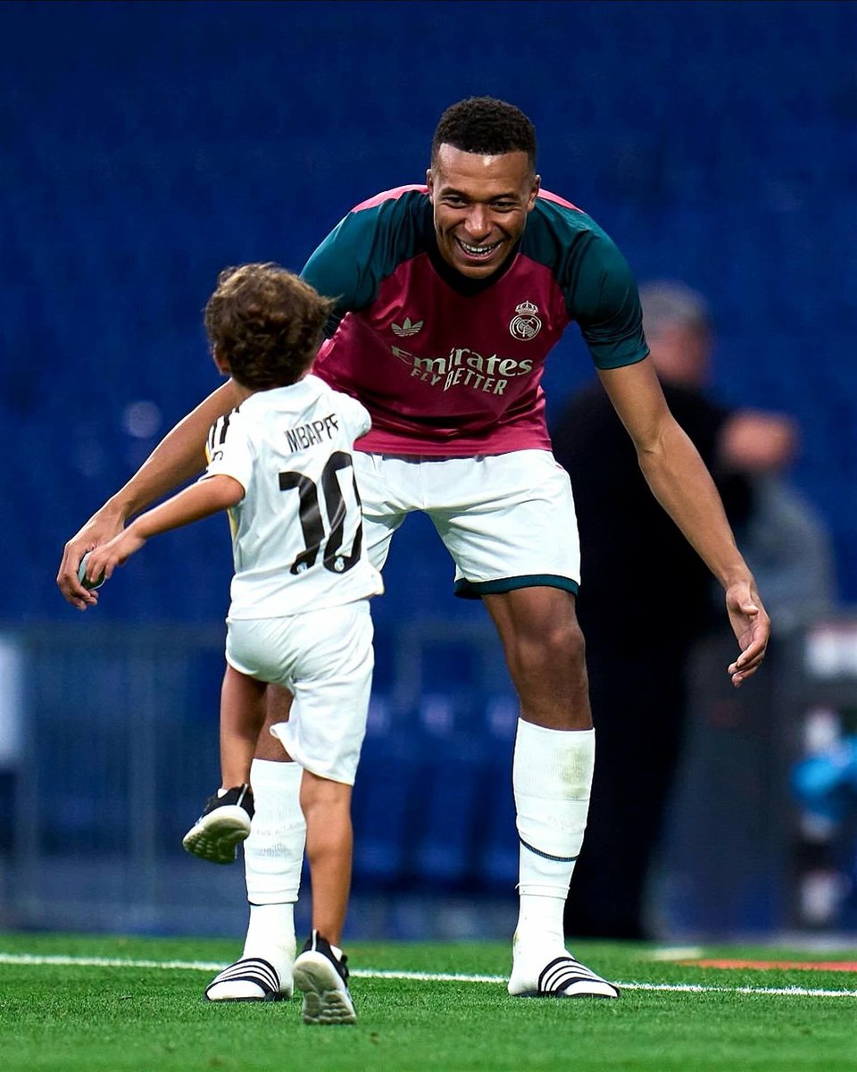 LionTimes_'s tweet photo. 🇲🇦❤️ Kylian Mbappé avec les enfants d’Achraf Hakimi après le match. 🥹 https://t.co/eR5MUKDhIi