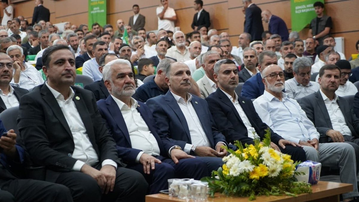 RecepButaku12's tweet photo. İl yönetimimizin tercihi Genel Başkanımız sn. Zekeriya Yapıcıoğlu'nun tensibi ve takdiriyle HÜDA PAR Bingöl İl Başkanlığı görevini üstlenmiş bulunmaktayım. Görevi devraldığım sn Refik Alpaya başkanıma emeklerinden dolayı teşekkür ederim. https://t.co/sjyYFSysWl