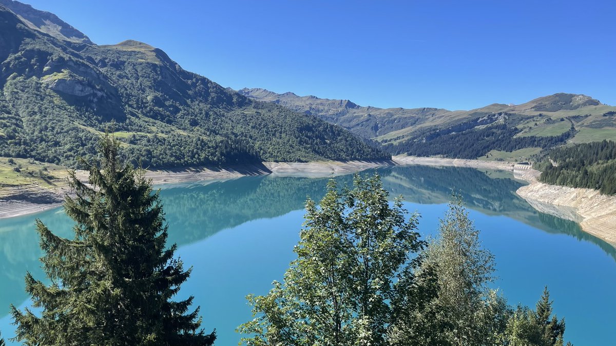 EYCHENNEJM's tweet photo. Chapelle et lac de Roselend, au dessus de Beaufort, en Savoie https://t.co/WSrIve9zrW