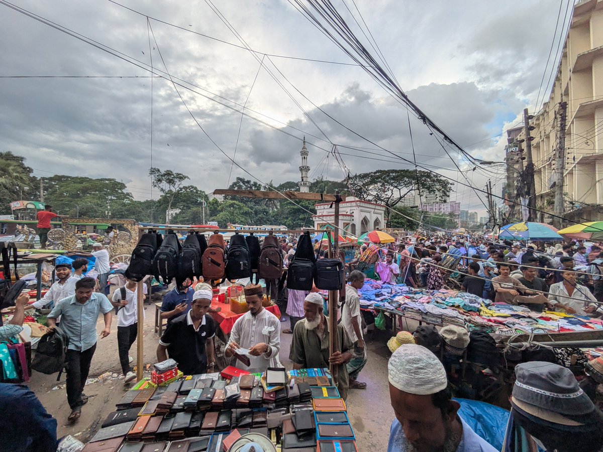 Hussainplus's tweet photo. Gulistan market https://t.co/A0uOsnNqr0