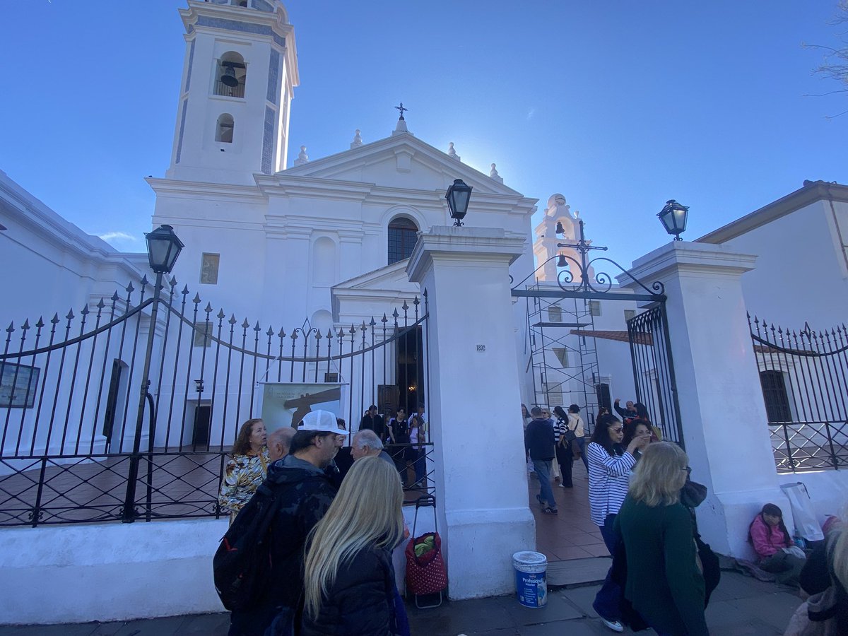 LaSolanoLima's tweet photo. Hoy culminaba la “Expo Arte Pilar”, una movida solidaria en Basílica del Pilar, #Recoleta.
Varios artistas exponían,entre ellos Juan C.Pallarols (sorteaban una de sus obras entre los asistentes).
Sin previo aviso, la Expo se suspendió y fue clausurada.
Que pasó ? https://t.co/9RWAhlqmI3