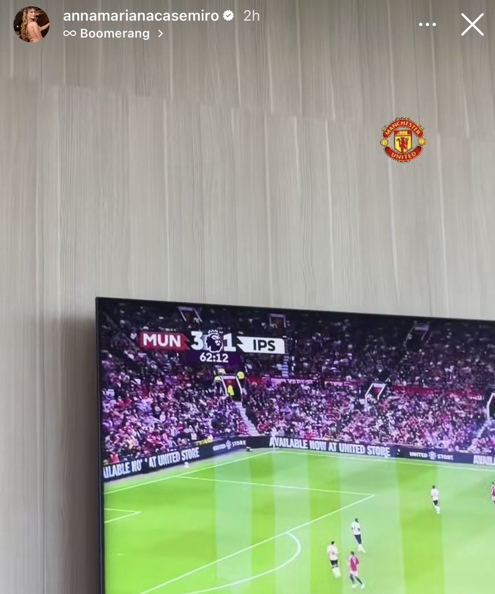 mustfa4411's tweet photo. زوجة كاسيميرو كانت تشاهد مباراة مانشستر يونايتد، رغم أن ريال مدريد..النادي الذي قضى فيه معظم مسيرته، كان يلعب في نفس اللحظة.

في مانشستر يأتون غرباء، ويغادرون عاشقين ❤️ https://t.co/ar8Kq1xOIq