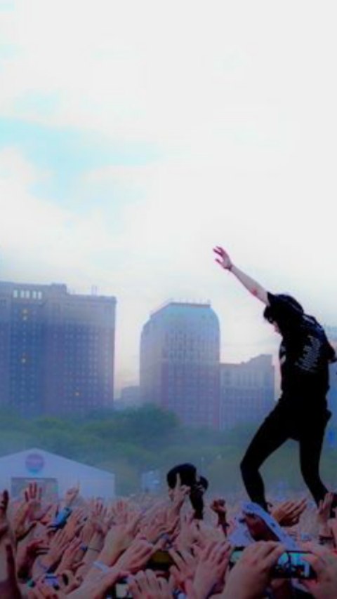 streamcrysbaw7's tweet photo. How It feels to try and use your phone with wet hands https://t.co/z3jXK3ifN0