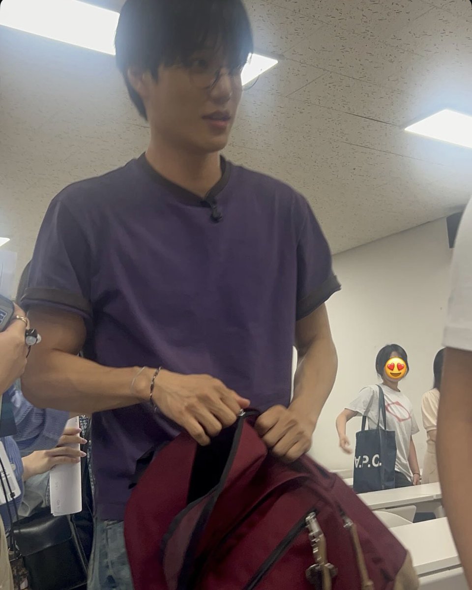 luviskai's tweet photo. pov: you decide to skip class and your classmate sends you these pics https://t.co/DeWxoyIq3y