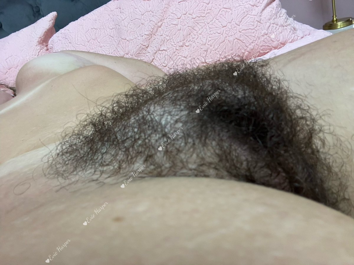 Eve_Enticement's tweet photo. Is my bush too fluffy for you? 👀 https://t.co/nHcMY0lEJc