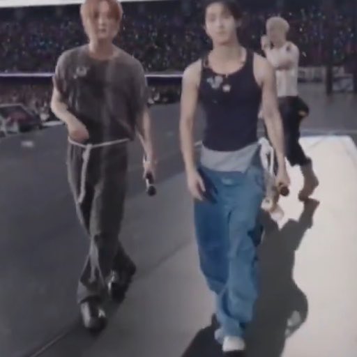 jinniesungie_'s tweet photo. why do u need that tiny waist for? for that MAN beside you to grab it? what the fuck https://t.co/oC0gOPICbq