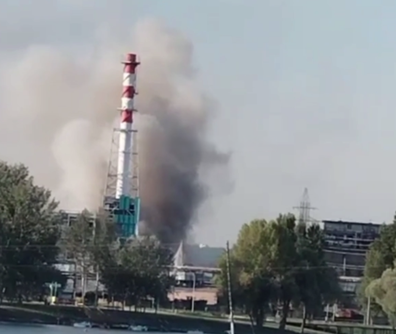 Osinttechnical's tweet photo. Ukrainian forces carried out a widespread HIMARS strike on Russia's Belgorod this afternoon, striking multiple sites, including an Ozon sorting center, the city's power plant, and an additional Ozon warehouse complex. 

Seen here, the Belgorod Power Plant burns. https://t.co/zxyRX2bM67