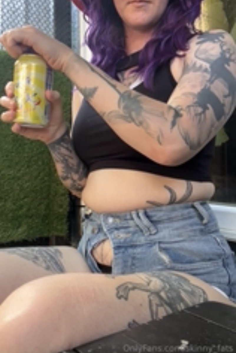 Skinny_FatsX's tweet photo. New here! Anyone looking for a chubby alt feedee gf? #feedee #alt #chubby #goth #bbw https://t.co/afE1PDpjMN