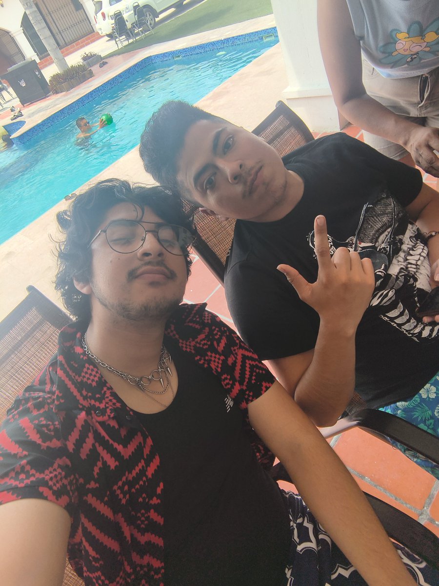 CubitoSupremo's tweet photo. Con los gemelos Twins https://t.co/kkCjCMMyuF
