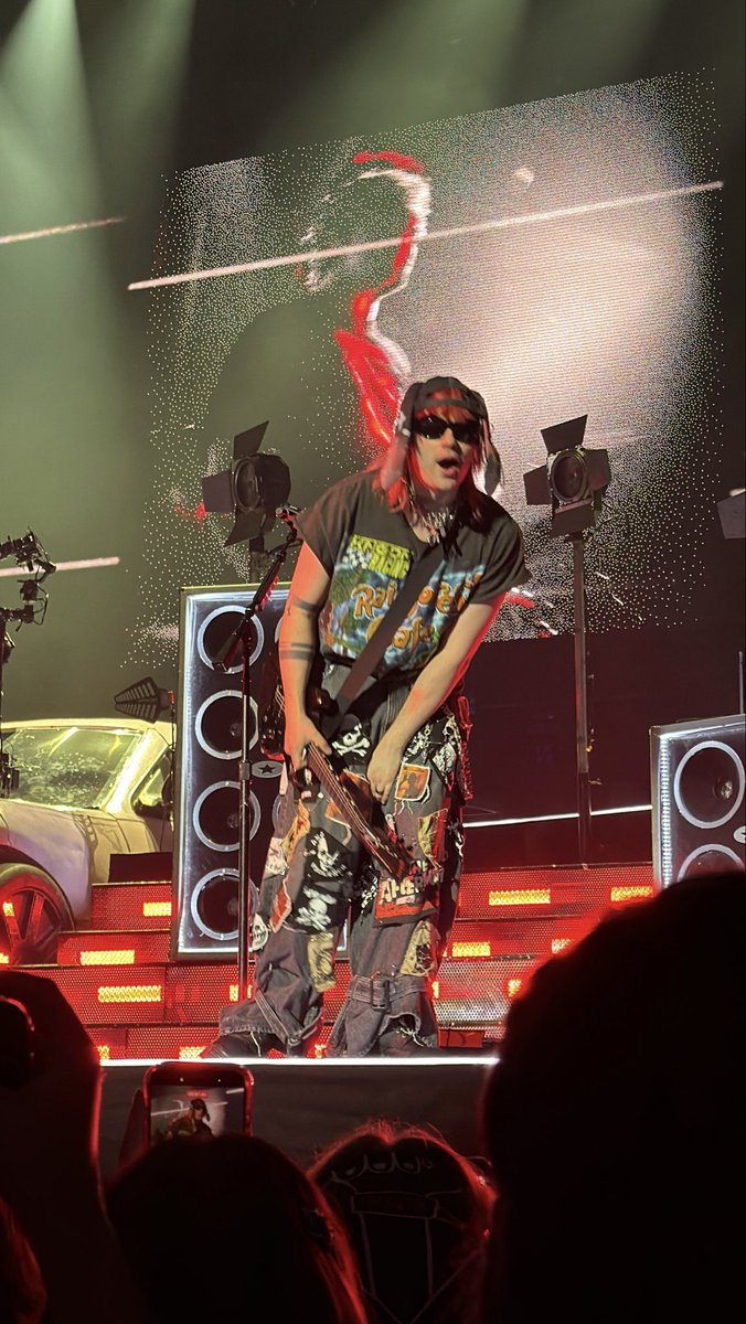 dfylmlive's tweet photo. michael juice didn't come to play (also his rainforest cafe shirt SO CUTEEE) #EASLasVegas #LasVegasIsAStar https://t.co/x0i2cVZc48