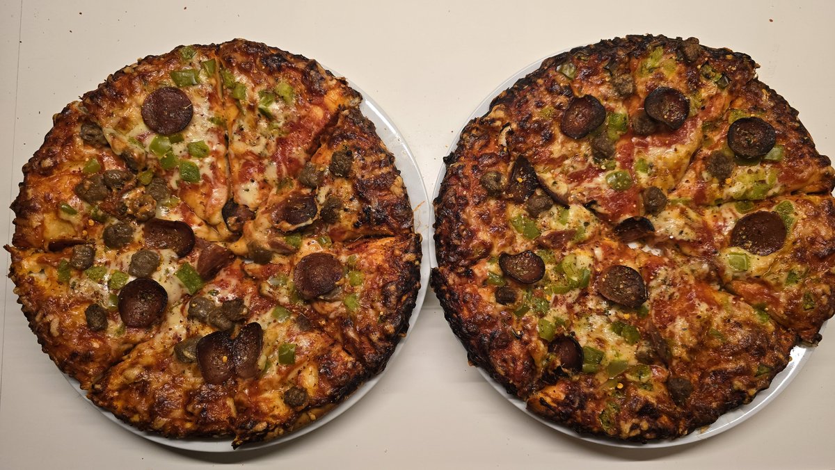 Et_smartere_liv's tweet photo. 2 stk IKEA-pizza i dag 😋👌

Ekstra store, så totalt 3 000 #kalorier 🔥

Deilige 5 400 kalorier i dag 🍽️

IKEA-pizzaen anbefales btw fortsatt veldig. Kjempegod, og #kilopris på 96 om du er medlem i IKEA Family.

Tror dessverre ikke vegetarpizzaen var like god, men den med pepperonni og kjøttboller er top tier 💯

De kommer dårlig ut av bildet, bedre stekt enn det ser ut som 🧑‍🍳