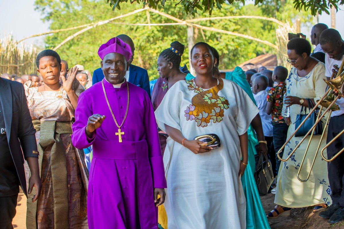 hon_jovia's tweet photo. I joined Christians at Kiryandongo Church of Uganda for a thanksgiving service during the pastoral visit of Rt. Rev. Joshua Kugonza Amooti, Bishop of Masindi-Kitara Diocese
I commend the Bishop for his inspiring leadership and reaffirm my commitment to working with the Church. https://t.co/oV0Sz6TJDm