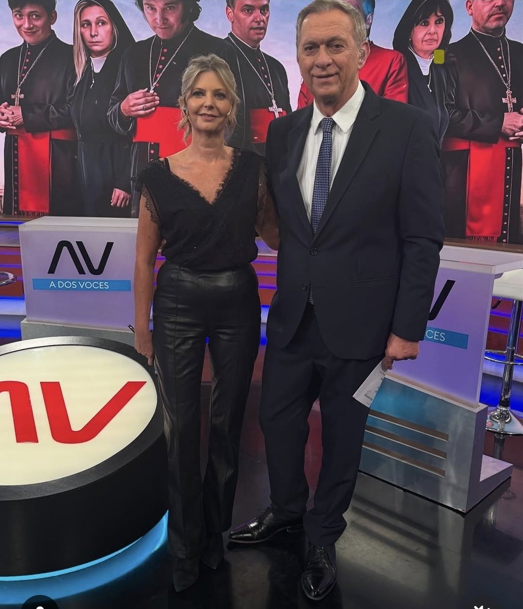 TraductorTeAma's tweet photo. Lo de Clarín últimamente da asco.
Por un lado aparece Bonelli renunciando a Toto Caputo una vez por semana desde hace DOS AÑOS.

Y por el otro, por ejemplo, aparecen estas cosas. La "periodista" de TN hoy afirma cosas inchequeables como si estuviera presente espiando a Milei y su hermana todo el día. Afirman cosas del ámbito privado, es realmente asqueroso.
Es creíble lo que diga la mano derecha de Bonelli? Obvio que no

NOTA DELIRANTE DE TN A PARTIR DE ESTA LÍNEA:
_______________
"La furia de Milei en Olivos"
- Por María Fernanda Alonso

Pasó en uno de los días recluido en Olivos. Estalló en un grito. Una coma mal puesta en la reforma del Banco Central encolerizó a Javier Milei. Menos mal que aún era un proyecto. Los que estaban en el despacho callaron sin entender.

Algo parecido pasó en la reunión de gabinete, la primera después de 45 días. Alertado por Karina Milei, el Presidente tuvo que salir del encierro. La Hermana de Hierro lidia con encuestas en baja como papas calientes.

Delante de los ministros, Milei bajó línea. Negó la paternidad de los sobreendeudados y cargó contra los “ensobrados”. Una fijación que ya es cliché. Esta vez, Patricia Bullrich, que actúa de “super yo” en la conciencia libertaria poniendo límites, consintió: “Todo muy bien. Se habló bastante. Hay mecanismos como los créditos del Banco Nación, pero sin populismo”.

Amorosidad cero para la morosidad. Es probable que Milei crea que los endeudados sean los votantes de Sergio Massa y el desprecio, una dudosa estrategia electoral.

Otra vez la estrategia del tero. Los gritos de Milei contra el periodismo y el sutil giro de Luis “Toto” Caputo para, como dijo el ministro, “reactivar” la economía y que los créditos hipotecarios hacen a la justicia social. La gran Néstor Kirchner: “No escuchen lo que digo, fíjense en lo que hago”.

Créditos en dólares para pymes, hipotecarios para clase media alta -el 78% de los salarios están por debajo de los 2,5 millones de pesos- y la instalación de que el Gobierno busca que el salario mínimo no baje de $ 1.070.000.

Los therians ya votan y encima el diputado libertario Carlos Zapata los puso del otro lado: “Los kirchneristas son una clase especial de therians, son zánganos que se autoperciben obreros”.

Todo en el peor momento de Las Fuerzas del Cielo. Por la crisis entre Karina Milei y Santiago Caputo devinieron en Las flojeras del cielo. Las canchereadas de Adorni, en las pifiadas de Adrián Ravier, de economista a vocero presidencial. La última: jubiló a Santiago Caputo por Santiago Oría, en la comunicación digital. Tuvo que desdecirse por pedido de Karina Milei, justo cuando Oría dejaba al desnudo el uso de bots en X.

No solo el odio, la pulsión por la mirada es otro síntoma de época. Mucho ojo y odio. Poco oído. Según Lacan, de los orificios del cuerpo, el oído es el más importante porque es imposible cerrar. Odio y oído, mismas letras, en distinto orden. ¿La confirmación de Oría es la muestra de una posibilidad incierta: pasar del estadio del odio al del oído?

La Hermana de Hierro despliega la motosierra sobre el Hermano Putativo. El titular de la Aduana, José Andrés Velis, pidió una licencia de 15 días y hay versiones de reemplazo. La Aduana es ¿era? una formidable parcela de poder de Santiago Caputo, junto con la SIDE. Ya perdió Justicia en manos de Juan Bautista Mahiques."