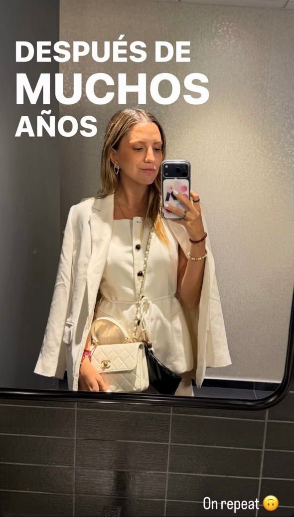 jorgegogdl's tweet photo. La secretaria de turismo de Puebla @carlalopezmalo presumiendo que se puso “on repeat” un bolso Chanel Coco Handle Mini de 114 mil pesos.

La austeridad de quien va a bodas en España mientras dice que anda promoviendo el Puebla de @armentapuebla_ https://t.co/xQGj8ZZFhd