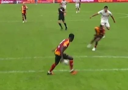 Scorpvuyh's tweet photo. @Yusuf3773733 @futbolarena Annenle daha iyi oynarız oyuna girse https://t.co/86c4w13iCZ