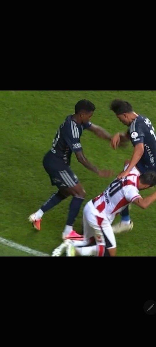 Alaaddinoficial's tweet photo. Eskiden anadoluda köylerde yün çiglerlerdi ayaklarıyla Anadolu insanı semedo ya Türk yada çok belgesel izlemiş 
Şu pozisyonda kırmızı çıkmadı. https://t.co/KAFHTYLZ1F