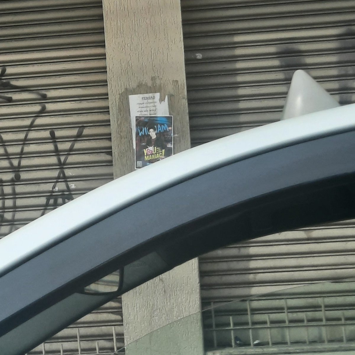 kitty_j3no's tweet photo. o William na parede de uma loja do lado da estação santana divulgando YOU MANIAC.

queria encontrar quem foi, ODIOOO

#WilliamJakrapatr #WillliamEst #YouManiacSeriesEP #youmaniac https://t.co/znclchjs64
