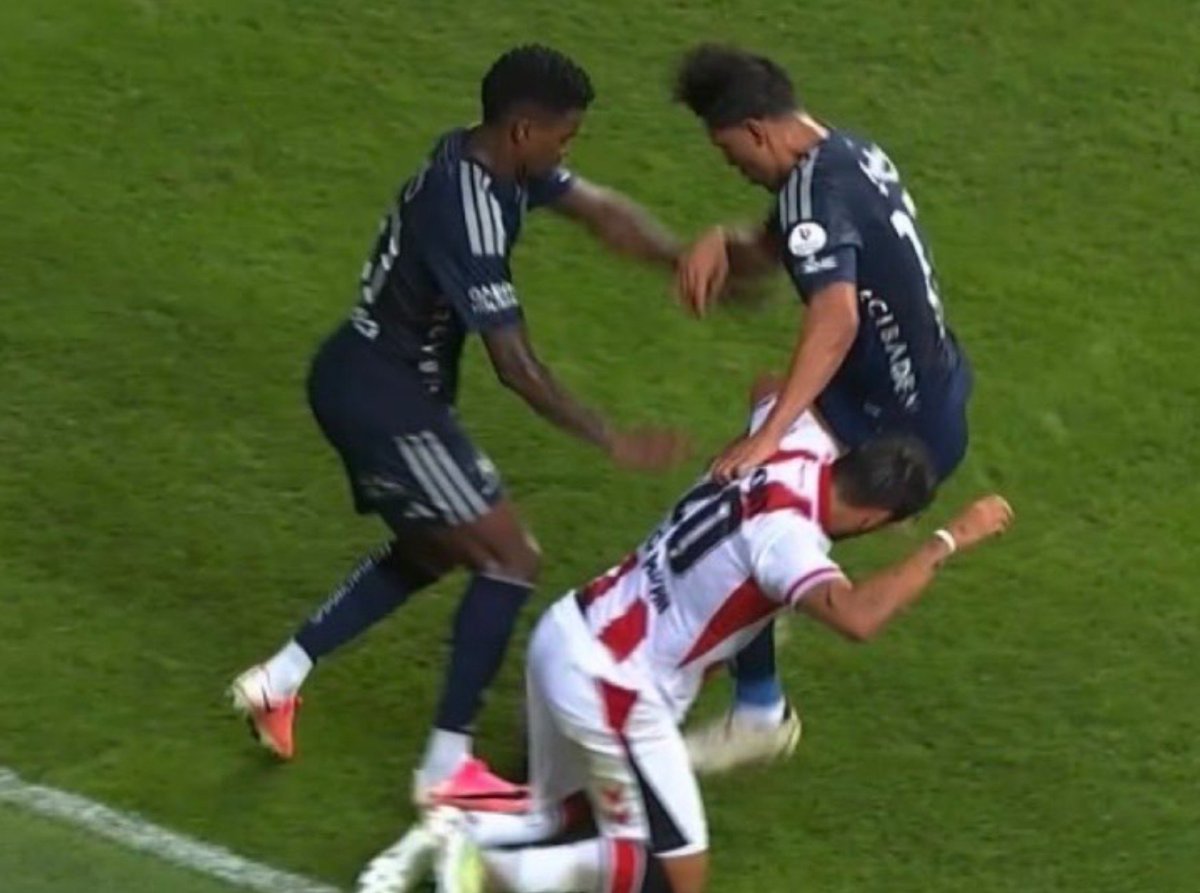 GalaParcali's tweet photo. Yasin Kol fenerbahçe'li Semedo'ya kırmızı kart gösteremeyerek maçın adamı olmayı ilk yarıdan garantiledi! https://t.co/5SuNG96oLD