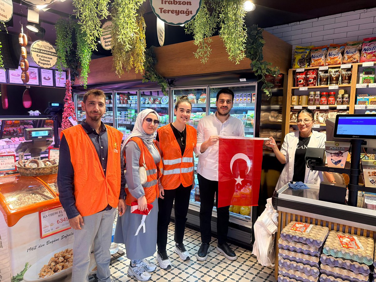 Akgencbevler's tweet photo. 30 Ağustos Zafer Bayramı’mızın gururunu ve coşkusunu komşularımızla paylaştık! 🇹🇷
​İlçe Gençlik Kolları Başkanımız Sn. Zeki Doğukan Taşpınar ve yönetimimizle birlikte, Zafer Bayramı vesilesiyle komşularımıza ve esnafımıza şanlı Türk bayrağımızı takdim ettik. https://t.co/6YGrRMQvCd