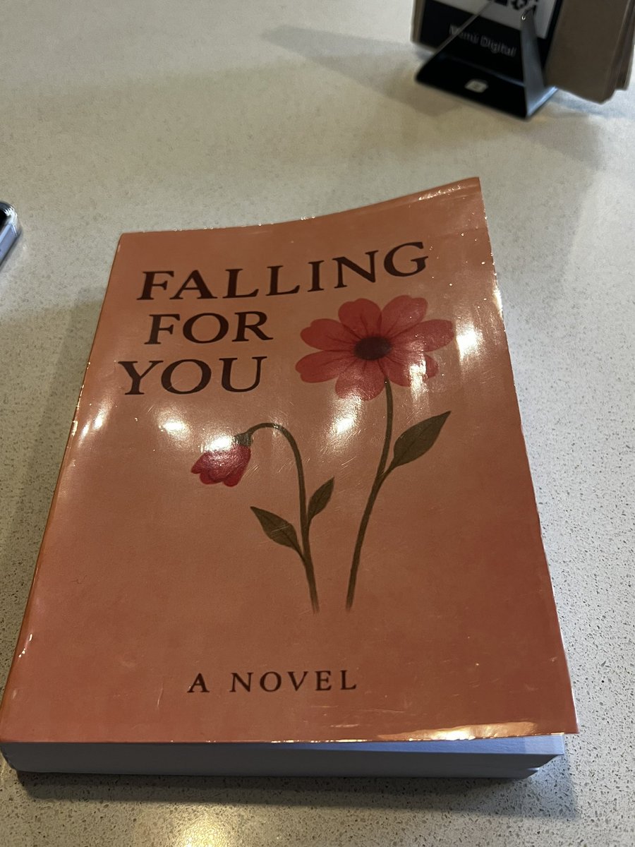 misokkii's tweet photo. MI AMIGA ME ACABA DE REGALAR MI FANFIC FAVORITO HECHO LIBRO, no puedo creerlo es el mejor puto regalo de la vida https://t.co/0tnHPf9aM2