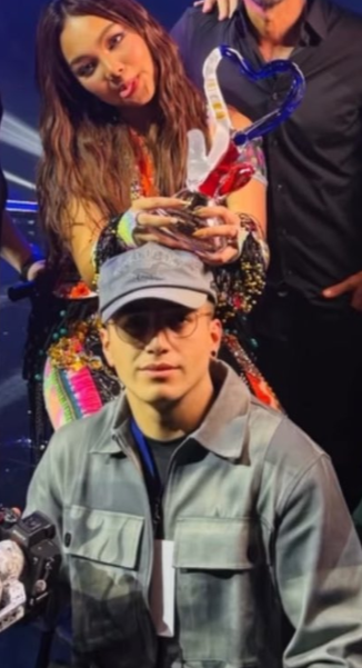 ClownTonElle's tweet photo. @intrinsiclite @carmelle_lite Bagong "Mine" po ba yan? @carmelle_lite bigay mo na yan samin oh. May trophy ka naman na. Pa drop ng ig acc please. Sharing is loving!! https://t.co/b2kTRDYCg4