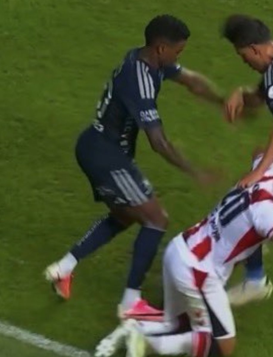 derdimyokgs's tweet photo. Semedo adamın baldırına bilerek isteyerek basıyor kırmızı yok. 
Daha ne kadar KOLlayacaksınız fb’nizi @TFF_Org 

#SAMvFB https://t.co/ky4SrDTUby