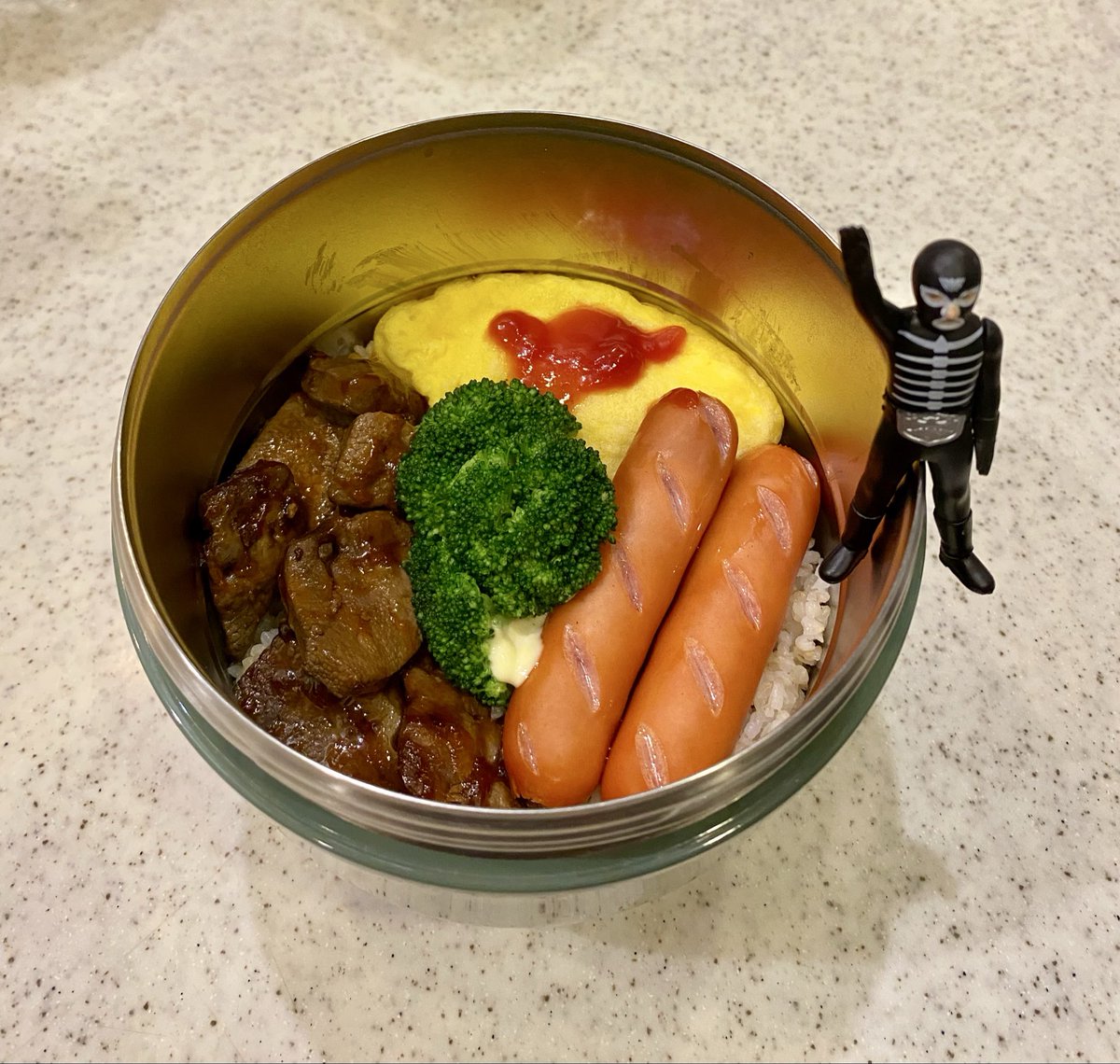 ktuhrtm's tweet photo. おはようございます☺️
今日も一日ご安全に✋
＃お弁当　＃どんぶり https://t.co/HEQN4v3fN4