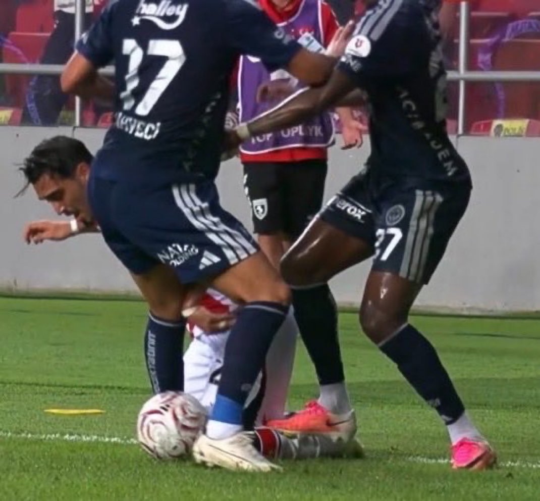 cikottJudge's tweet photo. Farkında mısınız her hafta rakiplere gösterilen iltimas ve kıyaklara isyan ediyoruz.

Beşiktaş'ın hakkının gasp edilmesine isyan ediyoruz.

Ama kimse çıkıp da Beşiktaş üzerinden iltimas, kıyak, hak arayışı paylaşımı yapamıyor.

NASIL YARIŞACAKSIN Kİ????
@Besiktas

3 görsel arasındaki farkı bulun!!!
@TFF_Org 
@MHK_Resmi 

#FerhatGündoğduİstifa
#İbrahimHacıosmanoğluİstifa