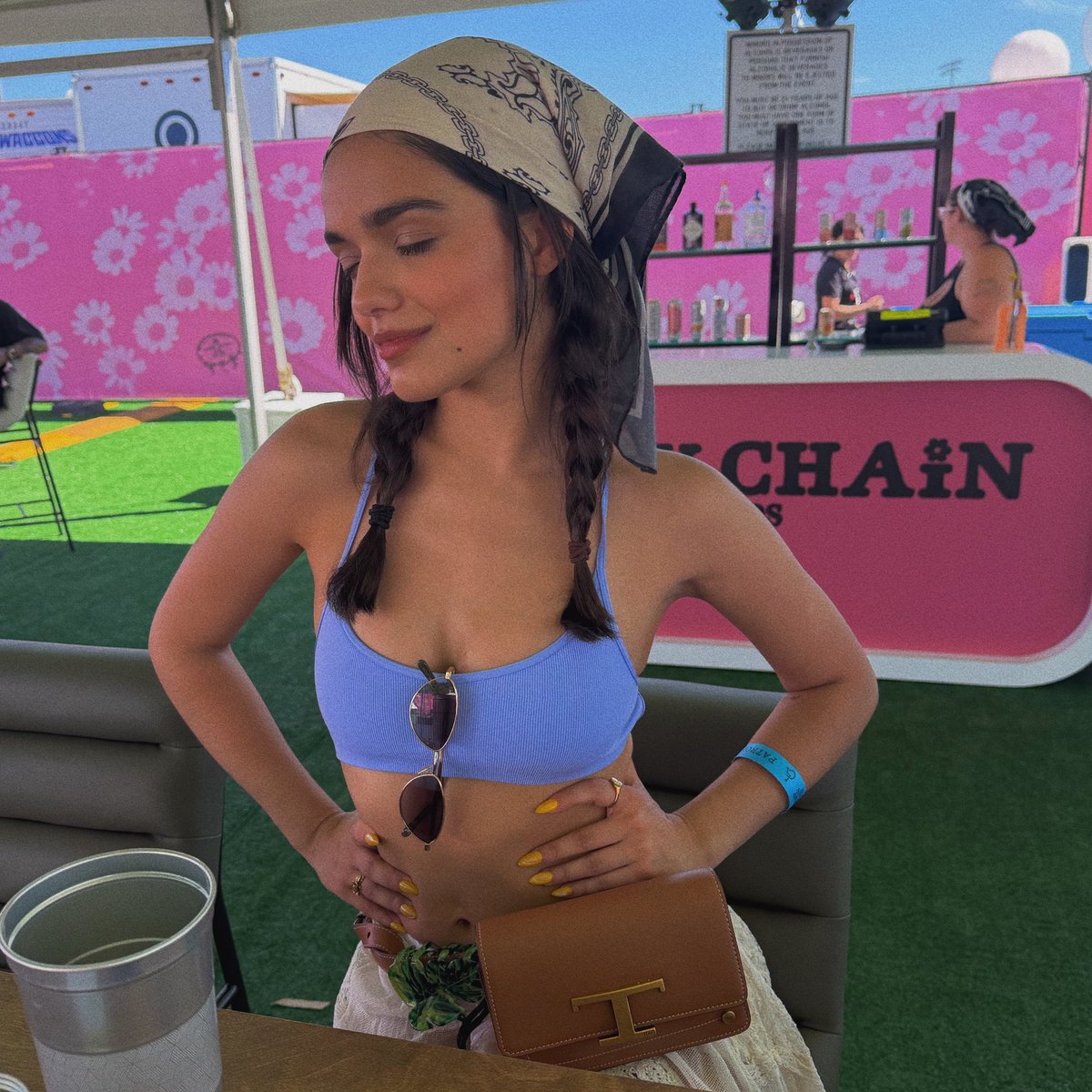 zeglianswiftie's tweet photo. babe wake up rachel just posted her daisy chain fields photo dump!!! https://t.co/dHOmMGeAte