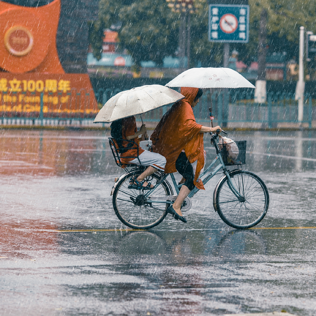 paolamendez12's tweet photo. Random stranger gave me their umbrella this rainy morning. I was about to get soaked, and their small act made my whole day. Kindness is everywhere ， https://t.co/TfRRp3OIAa