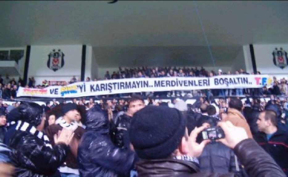 Besiktasin_sesi's tweet photo. Şikenin rengi hep sarıydı.
Bazen lacivert geldi yanına bazen kırmızı! https://t.co/Q3GKcDYD4z