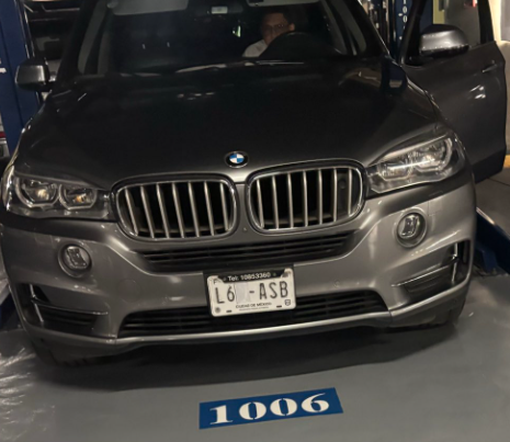Juan_OrtizMX's tweet photo. 🗳️📌 SENADOR DE MORENA ALTERÓ LA PLACA DE SU CAMIONETA PARA EVITAR MULTAS

El periodista @gemonroy exhibió la camioneta de Alejandro Esquer, senador de Morena y exsecretario particular de López Obrador.

Y es que una letra de la placa aparece borrada para evitar multas.

Esquer está acostumbrado estar en la polémica.

En 2017 fue grabado participando en un “carrusel” de depósitos al fideicomiso que Morena creó para damnificados. 

En una sola sucursal, él y otros operadores realizaron 28 depósitos de 50 mil pesos en 20 minutos.

Además, cuando manejaba las finanzas de Morena firmó contratos de la campaña de 2018. 

Pero lo hizo con dos empresas que después fueron incluidas por el SAT en su lista definitiva de compañías que simulaban operaciones.

Ahora el hombre que durante años manejó dinero y operación política alrededor de López Obrador vuelve a ser exhibido por una placa alterada.