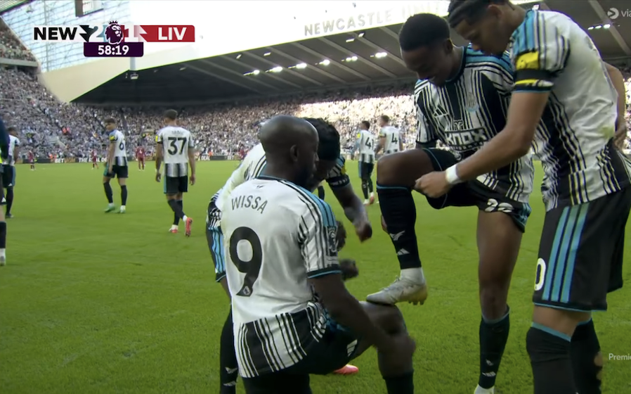 TouchlineX's tweet photo. 📸 - BEST CELEBRATION OF THE OPENING PREMIER LEAGUE WEEKEND! https://t.co/FBDgI1OKtP