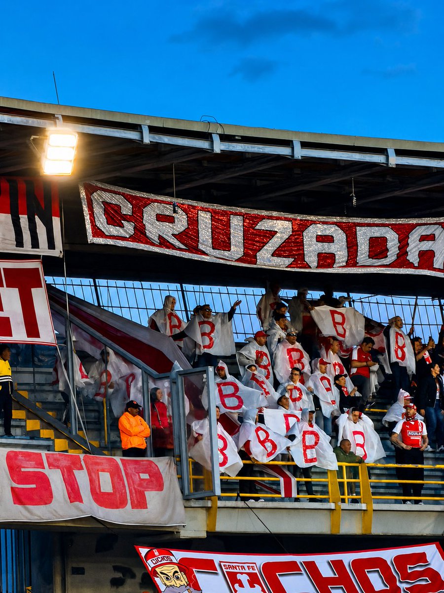 InfoCardenal10's tweet photo. 📸 ¡Los retratos e imágenes en el lente de Actualidad Cardenal de una tarde/noche de Liga Betplay en El Campín entre Santa Fe y América! 

¡El dia🅱️lo quiso usurpar nuestra casa y nuestra Comunidad y como hinchada unida nunca lo permitiremos!

Hilo con las mejores postales 🧵 https://t.co/K3FQaEPP6b